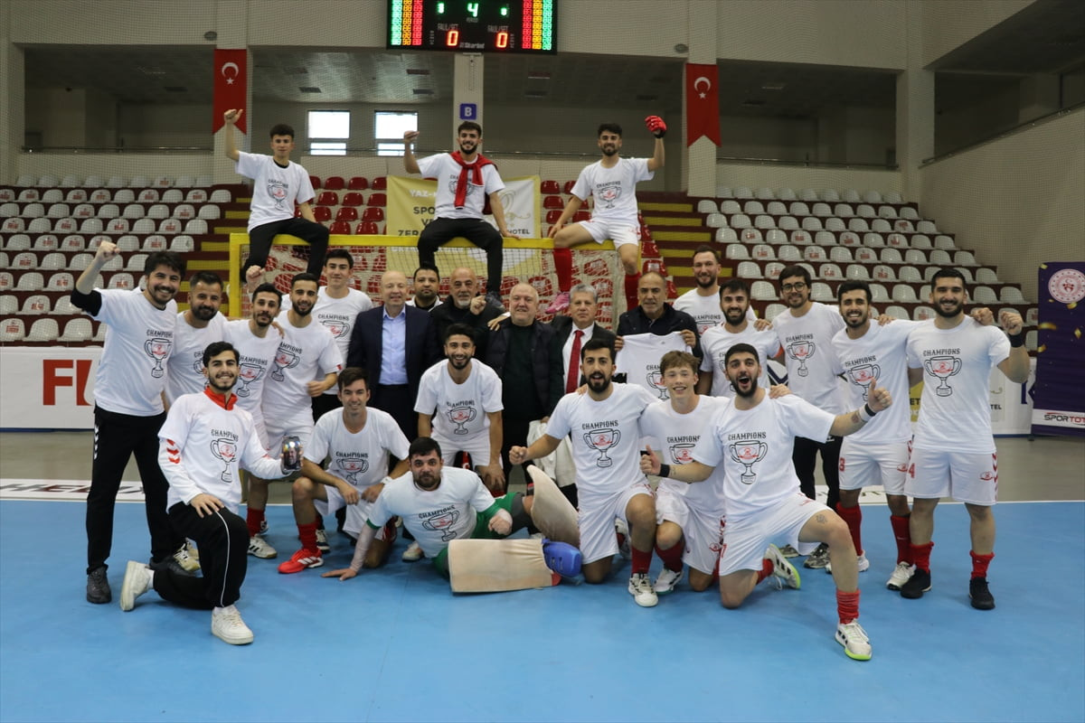 Amasya'da oynanan Salon Hokeyi Süper Ligi'nde final müsabakalarının ardından erkeklerde Volkan...