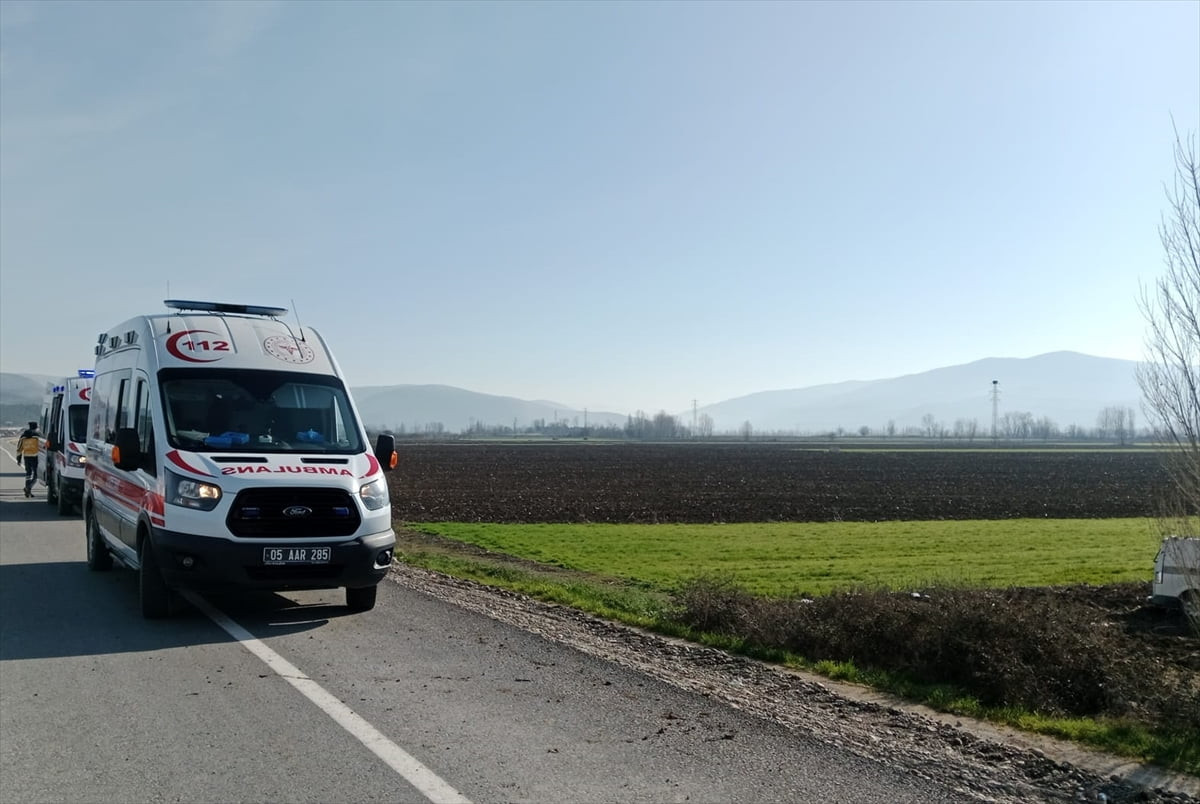 Amasya'da panelvanın yoldan çıkıp tarlaya savrulması sonucu 8 kişi yaralandı.