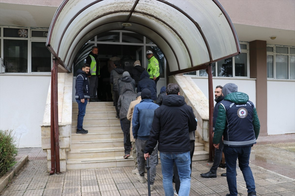 Amasya'da, polis ekiplerince durdurulan tırda 42 düzensiz göçmen yakalandı, 2 kişi gözaltına...
