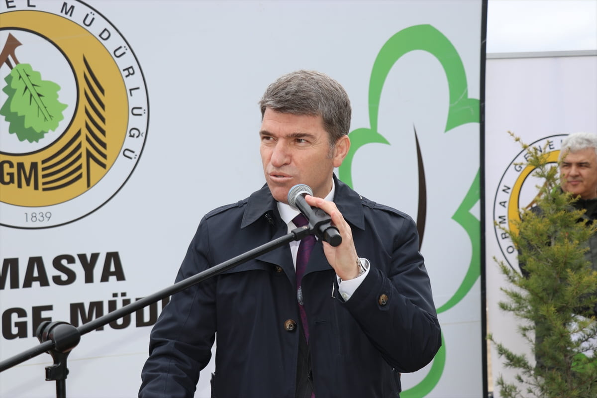 Amasya'da "Orman Haftası" kapsamında protokol üyeleri ile öğrenciler fidan dikti. Amasya Valisi...