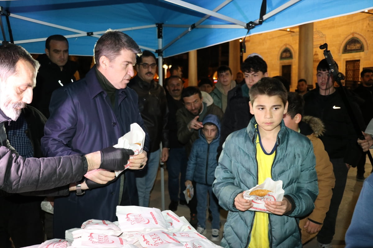 Amasya'da ramazan ayı dolayısıyla düzenlenen "Geleneksel Simit İkramı" programında vatandaşlara...