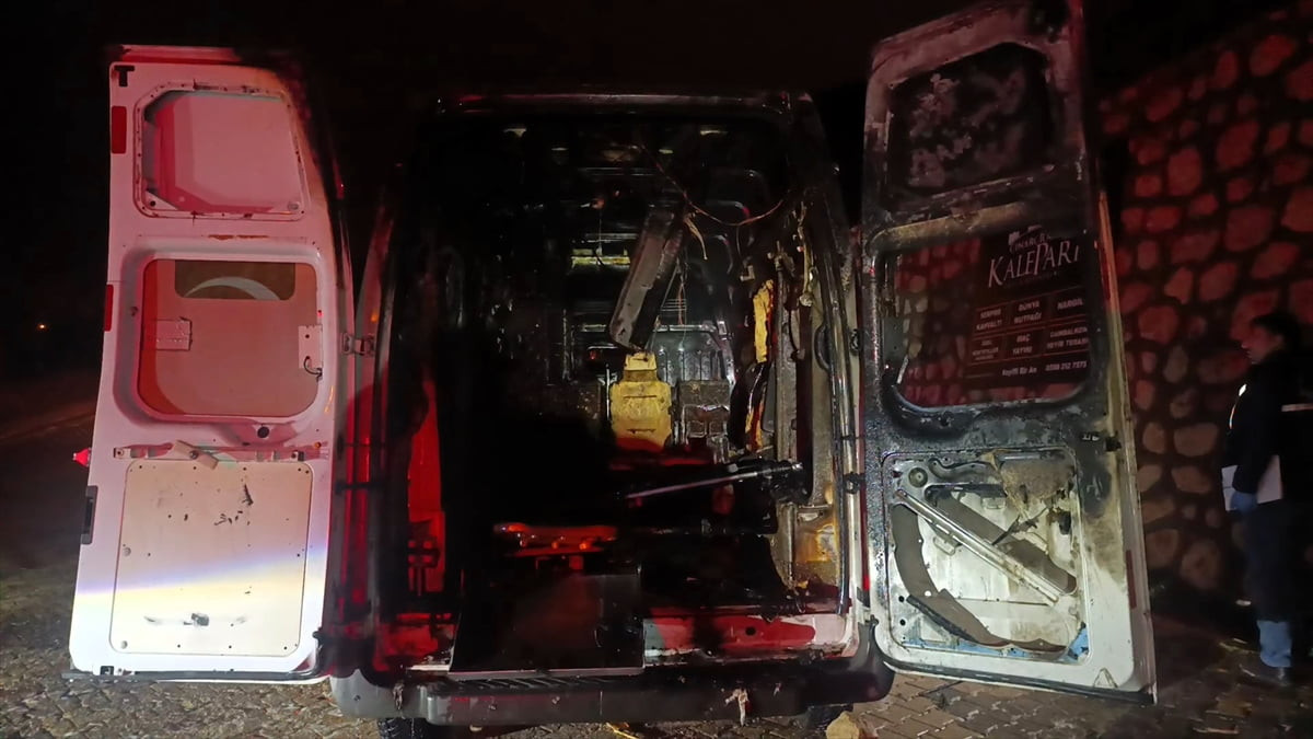 Amasya'da seyir halindeyken yangın çıkan nakil aracındaki hasta ile refakatçileri kurtarıldı...