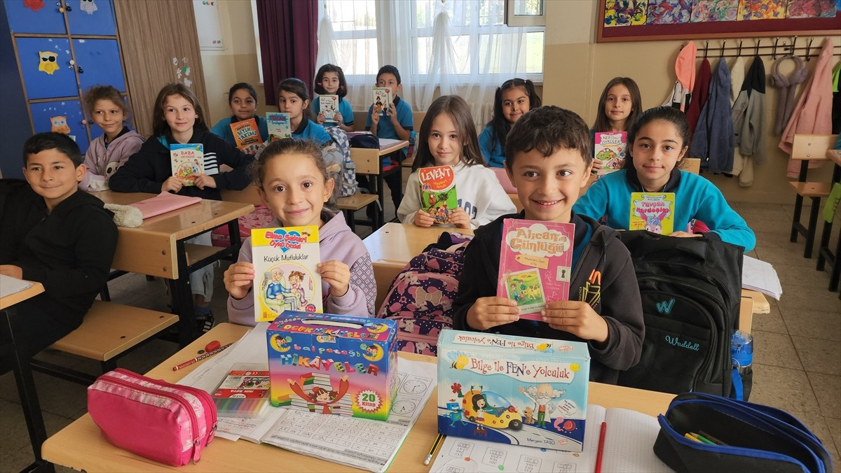 Amasya'da Suluova Murat Deniz İlkokulu öğrencileri tarafından Ardahan'daki ilkokula kitap ve...
