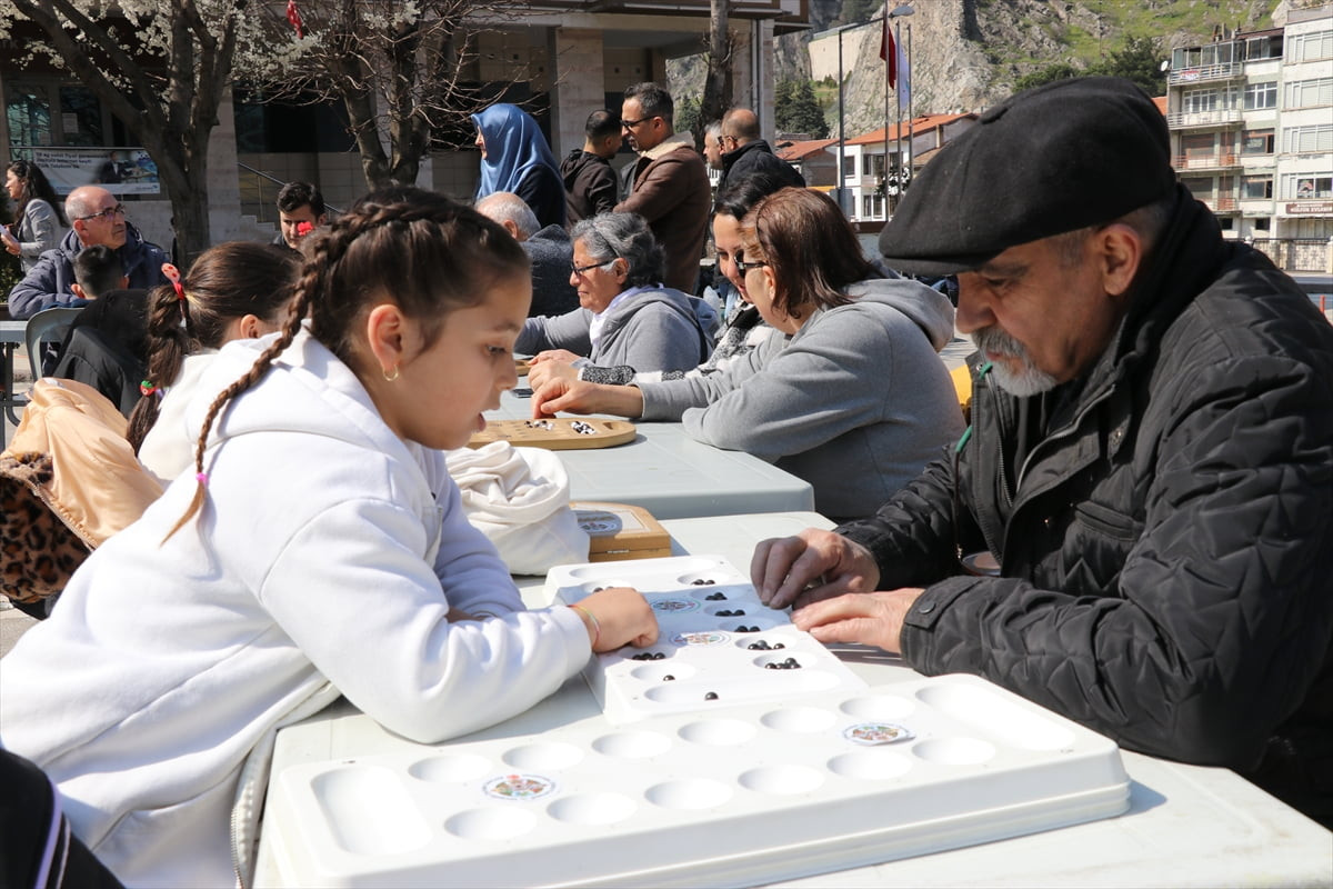 Amasya'da yaşlılarla çocuklar birlikte zeka oyunları oynadı, fiziksel aktivite yaptı. İl Sağlık...