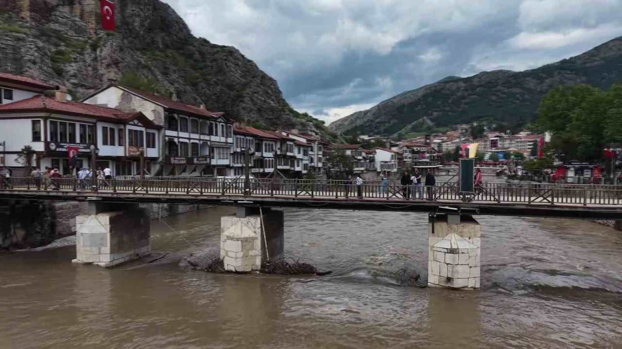 AMASYA'DA YEŞİLIRMAK NEHRİ ÜZERİNDEKİ TARİHİ TAŞ KÖPRÜLER ASIRLARA MEYDAN OKUYOR.