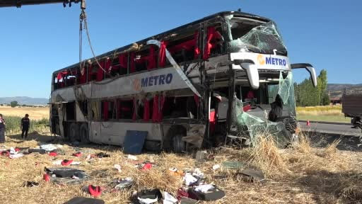 Amasya'da yolcu otobüsü devrildi: 2'si ağır 46 yaralı