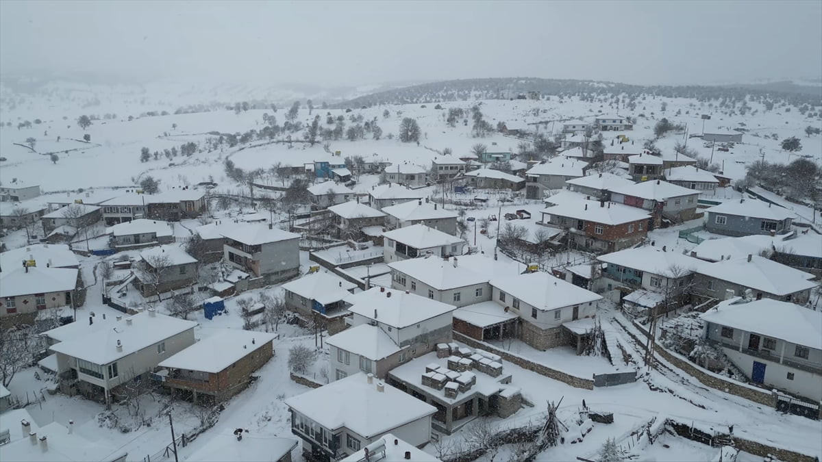 Amasya'nın Göynücek ilçesine bağlı Alan köyünde kar yağışı, havadan görüntülendi.