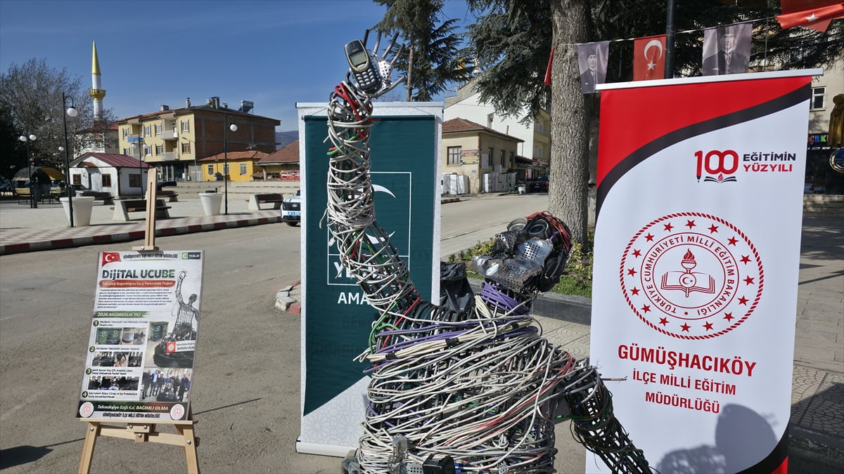 Amasya'nın Gümüşhacıköy ilçesinde dijital bağımlılığa dikkati çekmek amacıyla atık elektronik...
