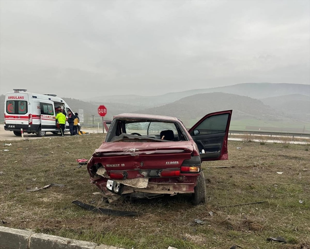  Amasya'nın Gümüşhacıköy ilçesinde iki aracın çarpıştığı kazada 5 kişi yaralandı.