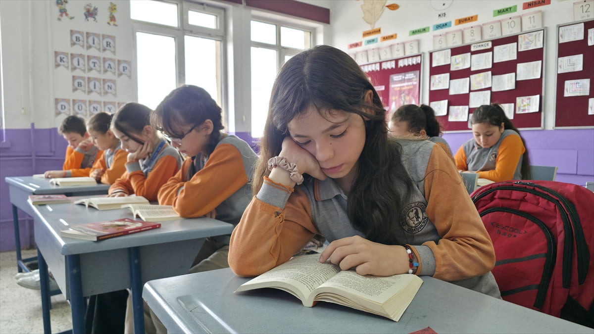 Amasya'nın Gümüşhacıköy ilçesinde Kemalpaşa İlkokulu yönetimi ve öğretmenlerinin ortak...