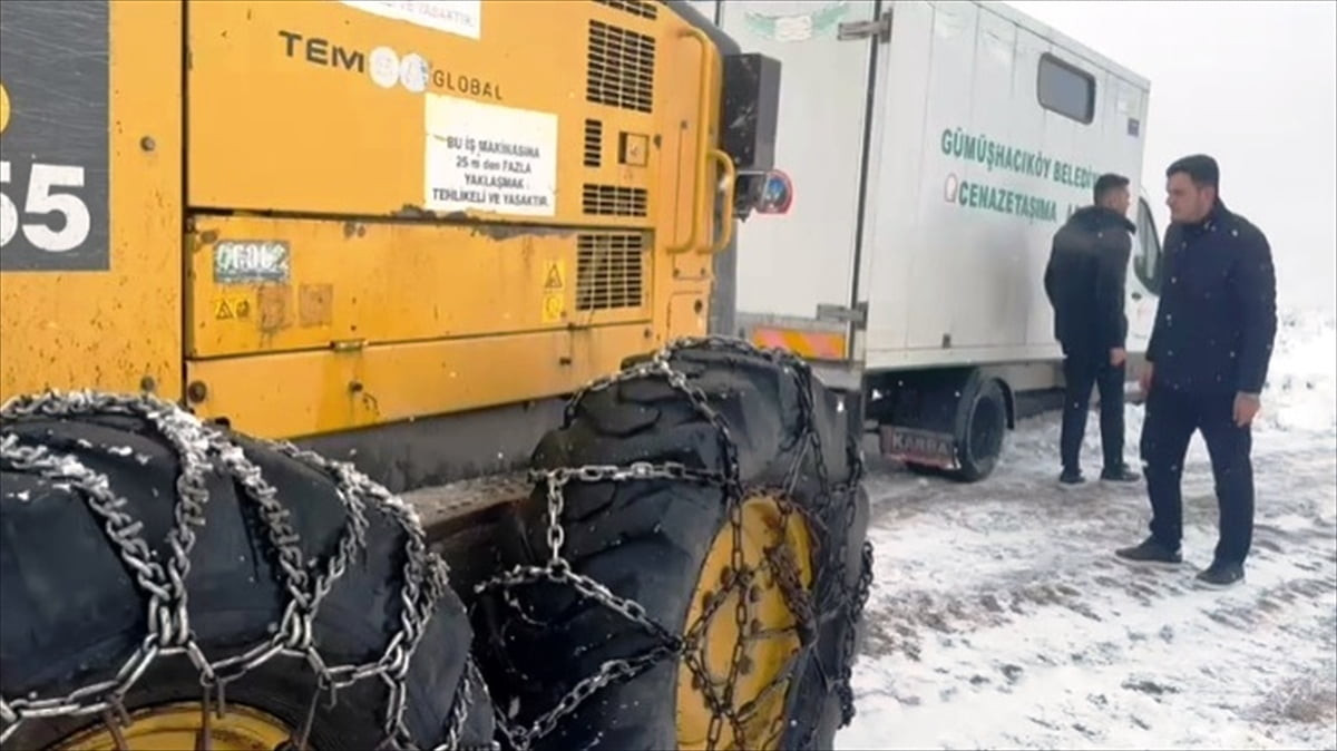 Amasya'nın Gümüşhacıköy ilçesinde vefat eden kişinin cenazesi, kar nedeniyle yolu kapanan Kızık...