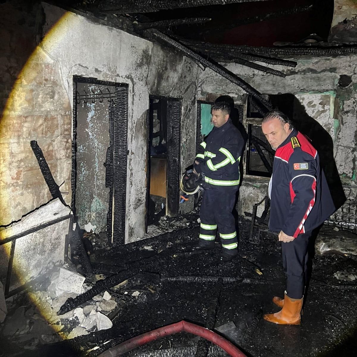 Amasya'nın Merzifon ilçesinde 2 katlı ahşap evde çıkan yangında 1 kişi hayatını kaybetti, dumandan...
