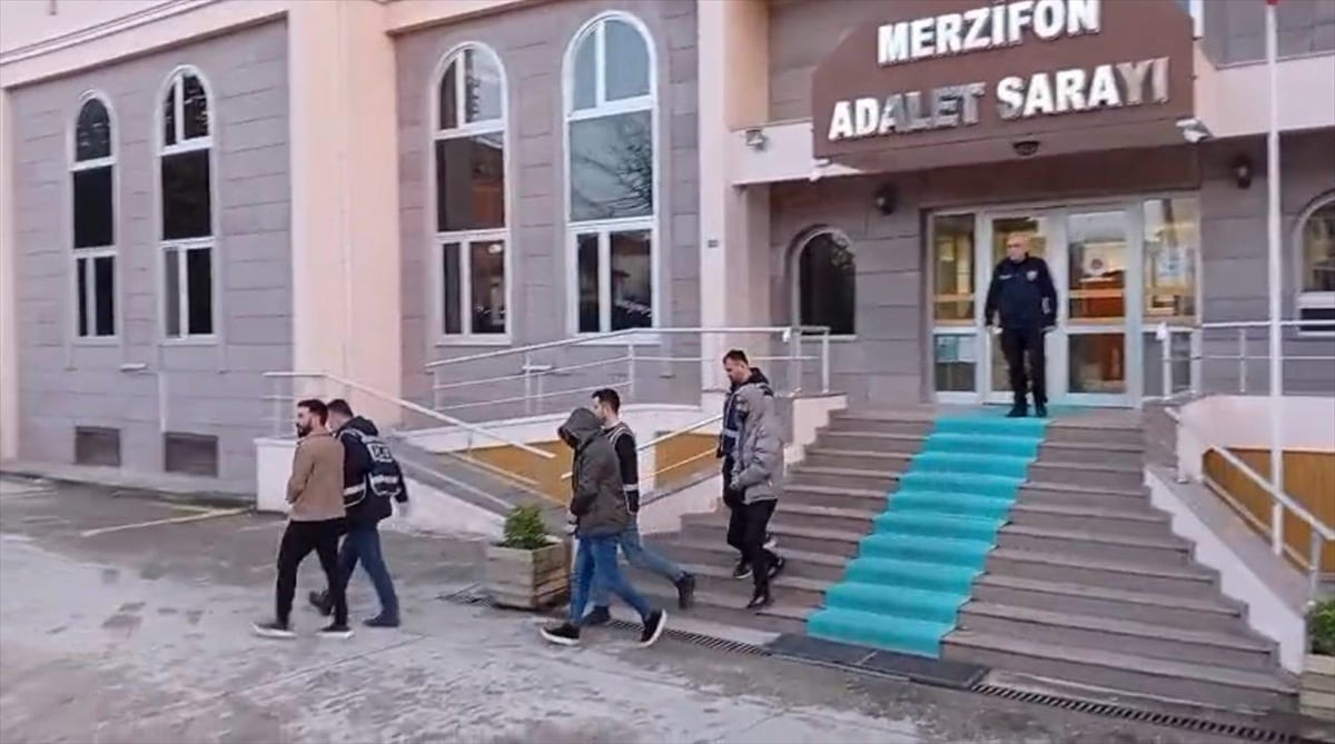 Amasya'nın Merzifon ilçesinde düzenlenen fuhuş operasyonunda gözaltına alınan 5 zanlıdan 3'ü...