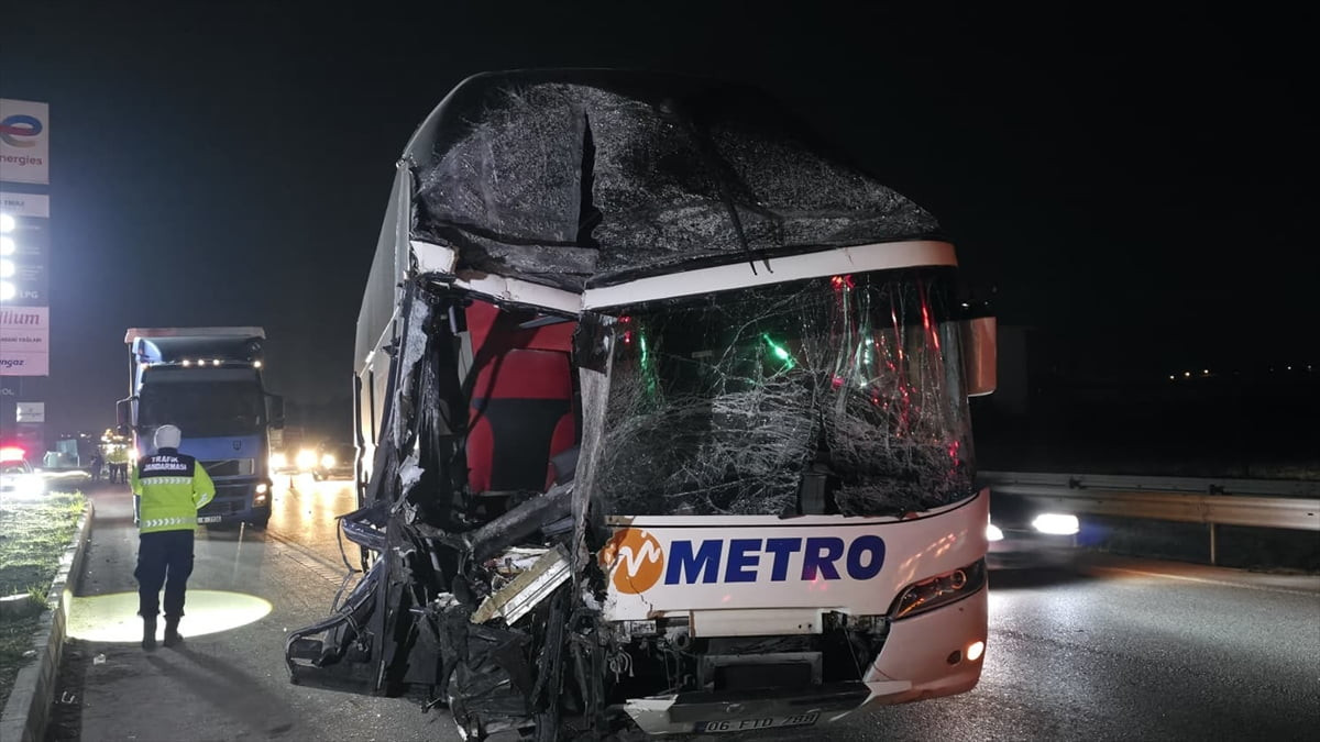 Amasya'nın Merzifon ilçesinde yolcu otobüsü ile tırın çarpışması sonucu 11 kişi yaralandı....