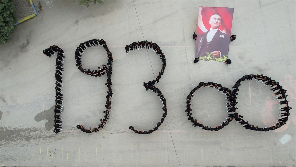 Amasya'nın Suluova ilçesinde, 10 Kasım Atatürk'ü Anma Günü dolayısıyla lise öğrencileri "1938"...