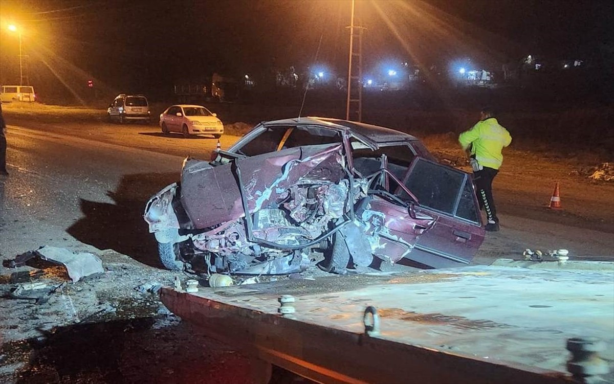 Amasya'nın Suluova ilçesinde iki otomobilin çarpışması sonucu 1 kişi öldü, 3 kişi...