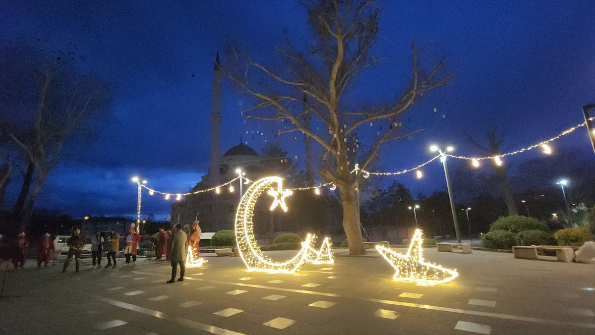 Amasya'nın Suluova ilçesinde Ramazan ayı dualar eşliğinde mahya yakılarak karşılandı. Suluova...