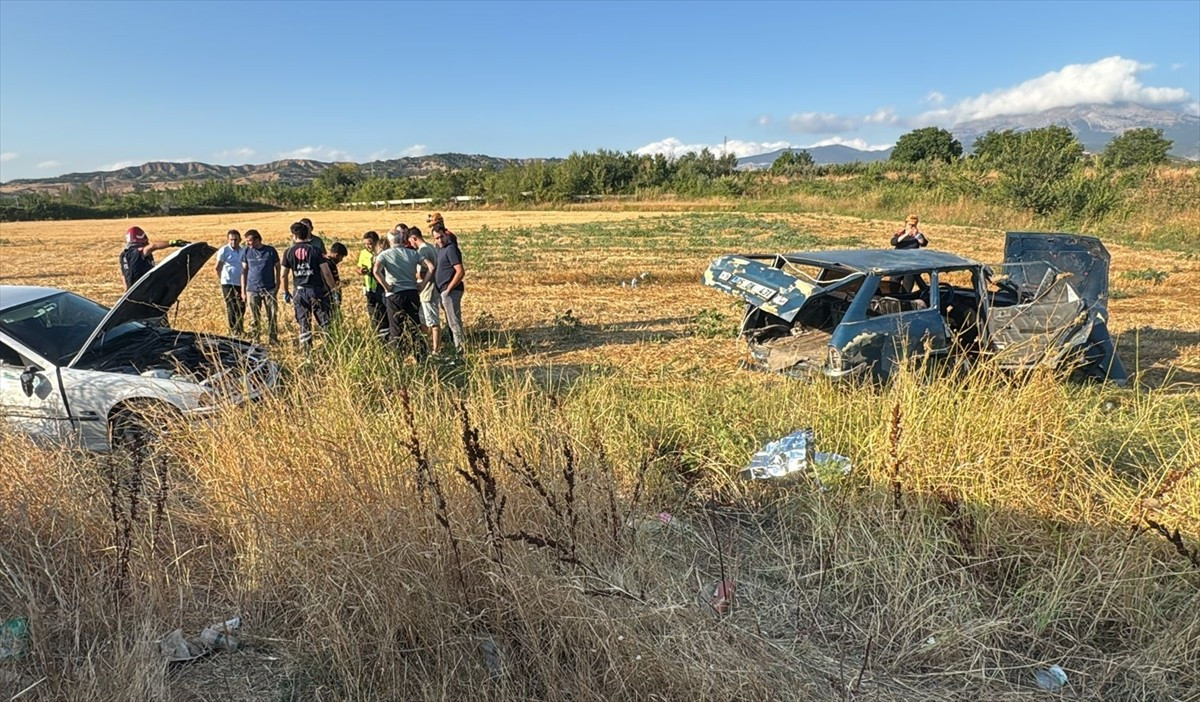 Amasya'nın Suluova ilçesindeki trafik kazasında 5 kişi yaralandı. Kaza yerine sağlık ekipleri sevk...
