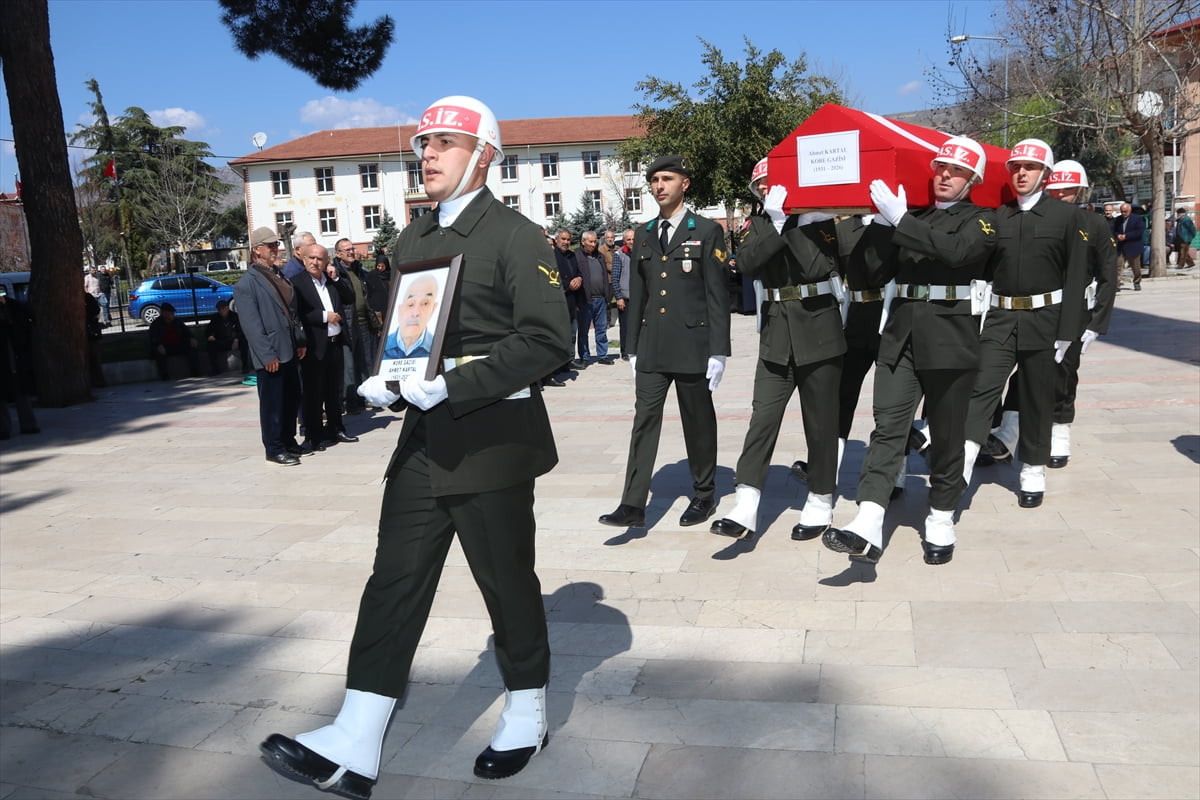 Amasya'nın Taşova ilçesinde 95 yaşında vefat eden Kore gazisi Ahmet Kartal'ın cenazesi, Merkez...