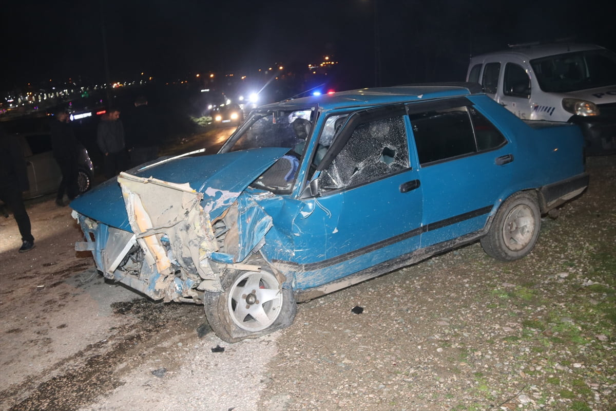 Amasya'nın Taşova ilçesinde iki otomobilin çarpışması sonucu 6 kişi yaralandı.