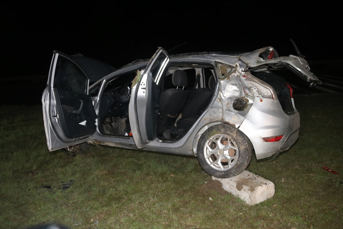 Amasya'nın Taşova ilçesinde otomobilin devrilmesi sonucu 2 kişi yaralandı.