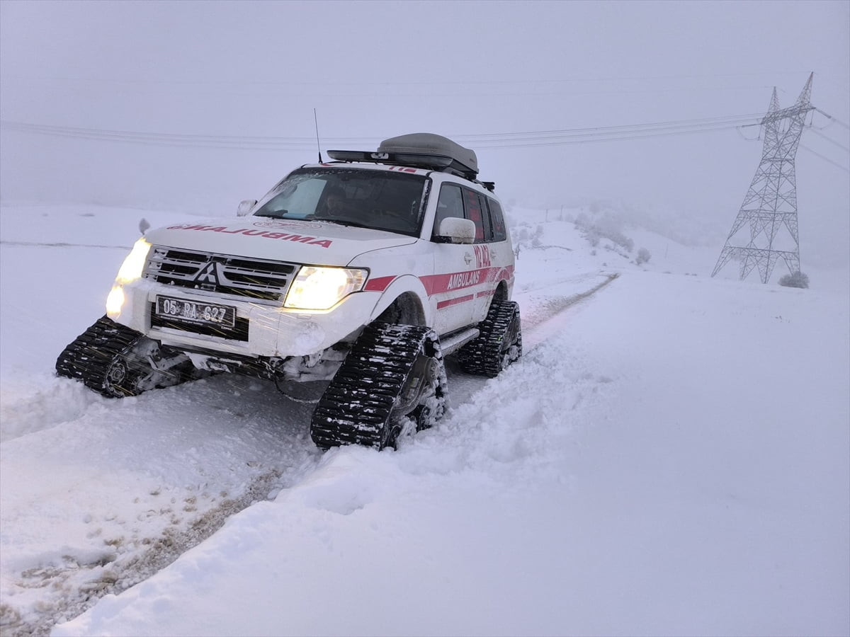 Amasya'nın Taşova ilçesinde yaşadığı köyde yaralanan kişi, kar nedeniyle yolun kapalı olması...