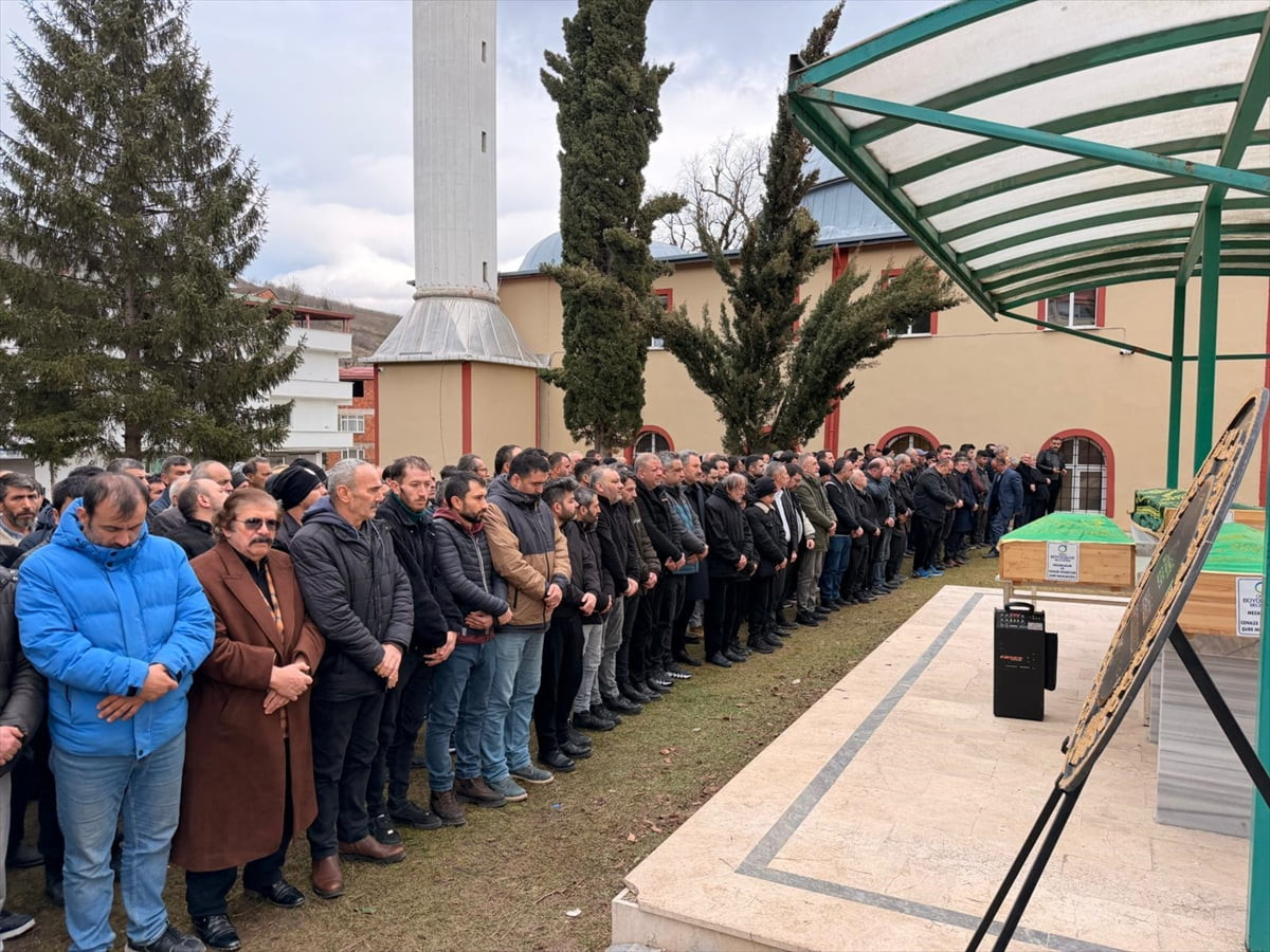 Amasya'nın Taşova ilçesindeki trafik kazasında yaşamını yitiren 2 kişi, cenazesine gittikleri...