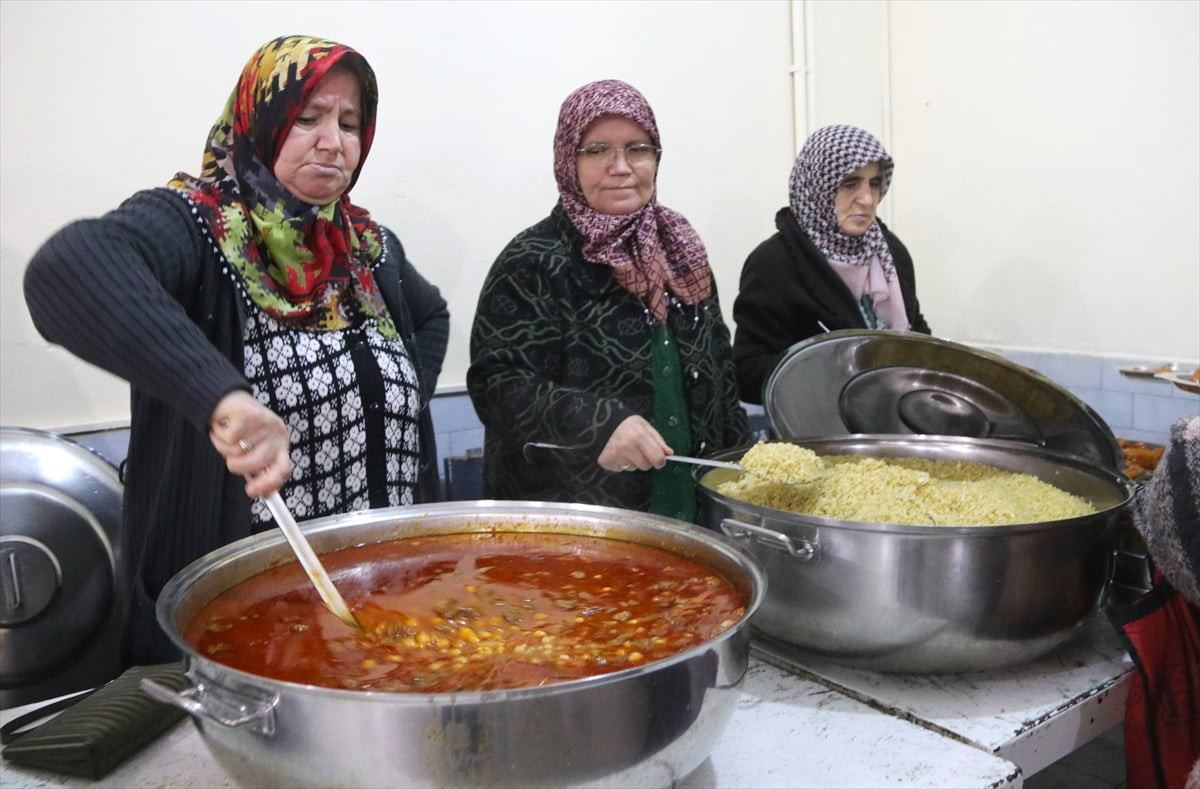 Amasya'nın Taşova ilçesine bağlı Boraboy köyü sakinleri ramazan ayı boyunca evlerinde değil, bir...