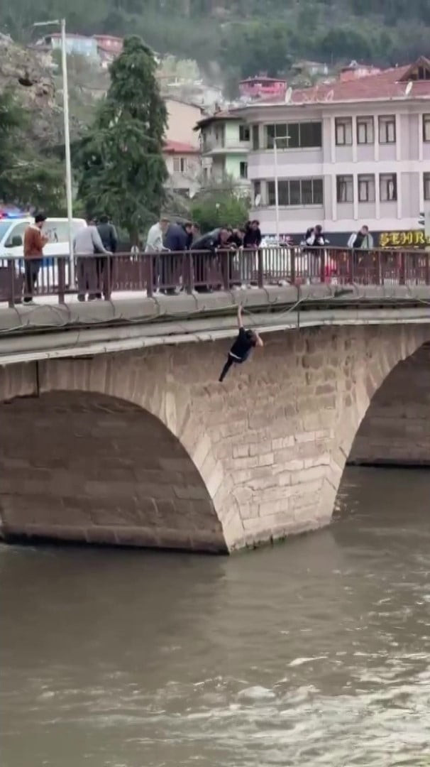AMASYA’DA BUNALIMA GİREN BİR ADAM KÖPRÜDEN SARKTIĞI YEŞİLIRMAK NEHRİ’NE ATLADI. ATLAMA ANI ANBEAN...