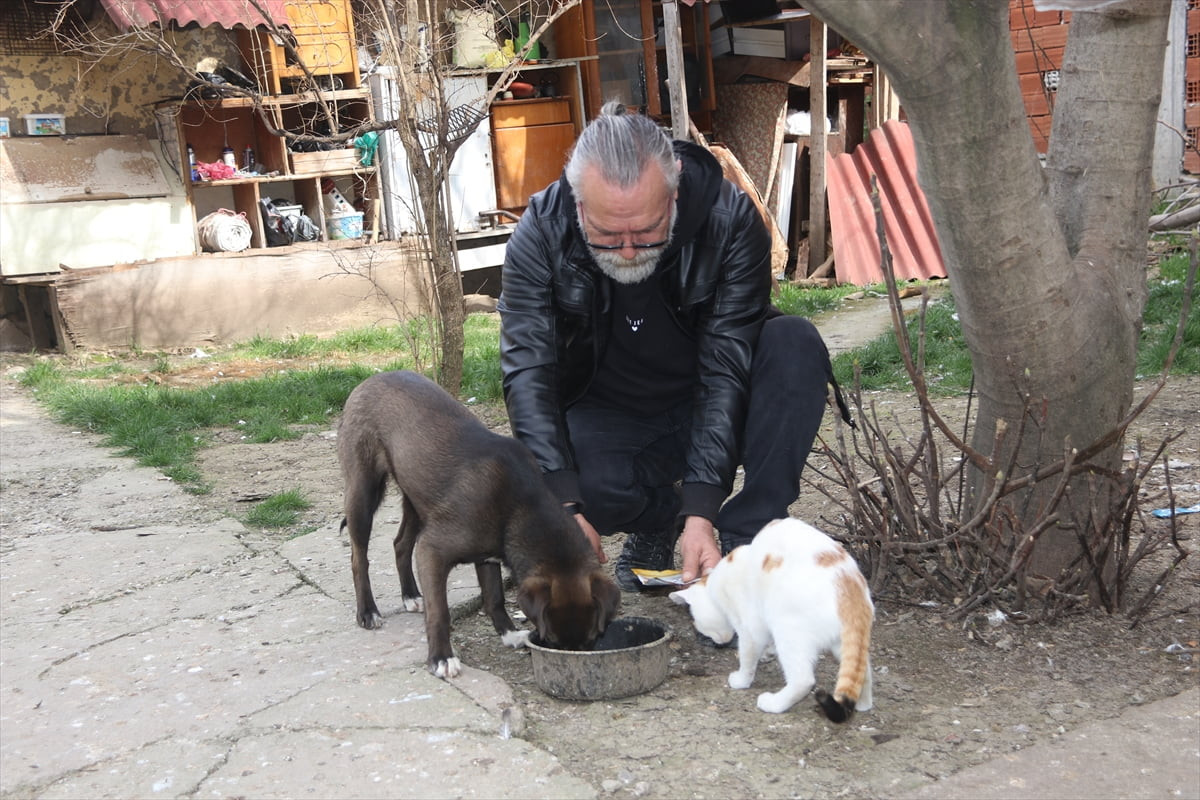Amasya’da emekli işçi Halil Kuru’nun bahçesinde beslediği Oskar adlı köpek ile Çiçek isimli...