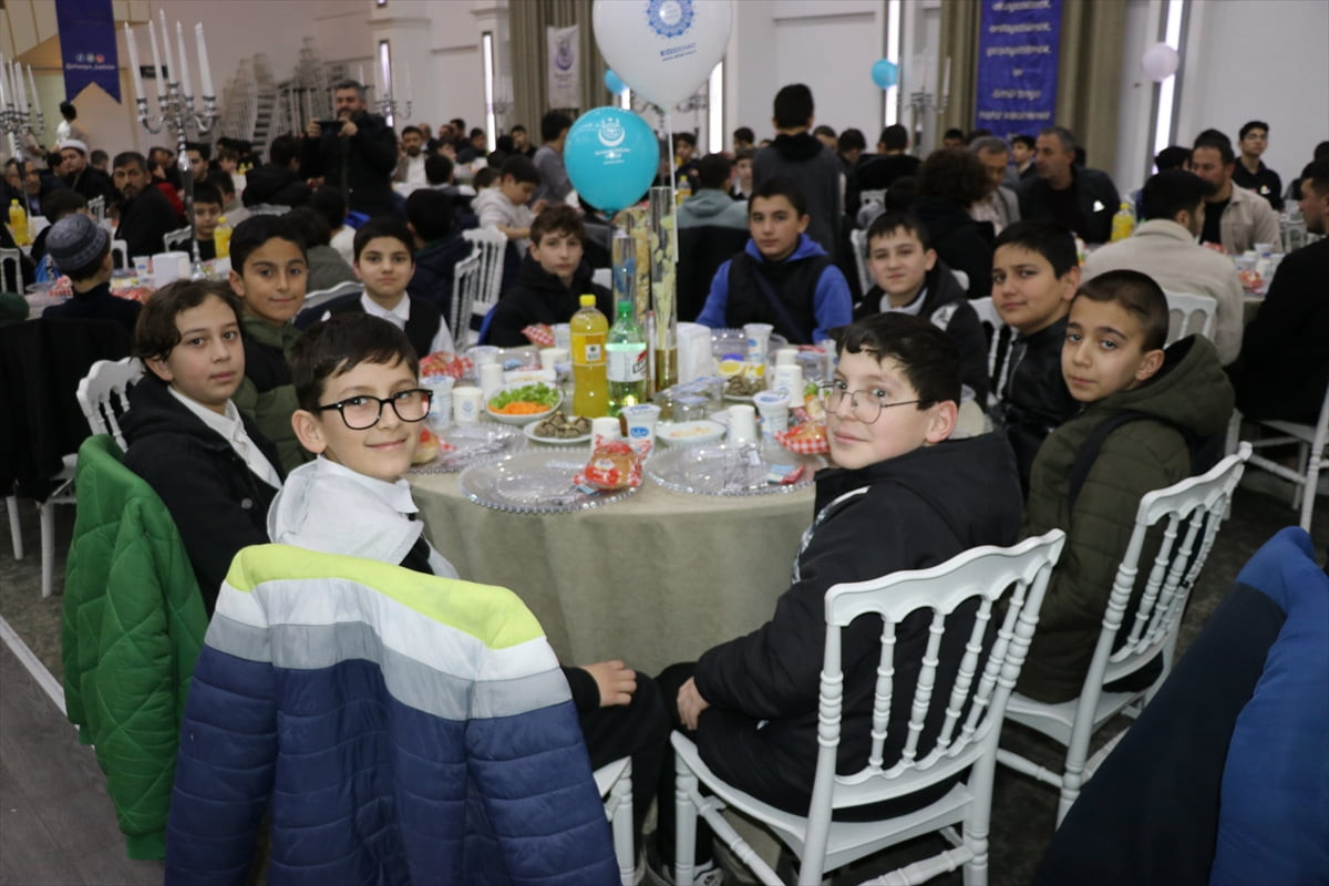 Amasya’da Evrensel Hafızlar Derneğinin verdiği iftarda 600 hafız bir araya geldi.