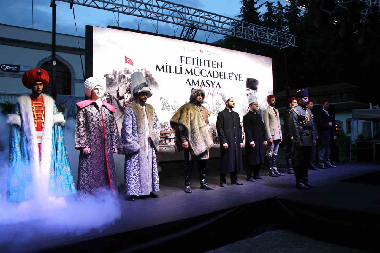 AMASYA’DA “FETİHTEN MİLLİ MÜCADELEYE AMASYA” ADLI DEFİLE DÜZENLENDİ. 1075’DE TÜRKLER TARAFINDAN...