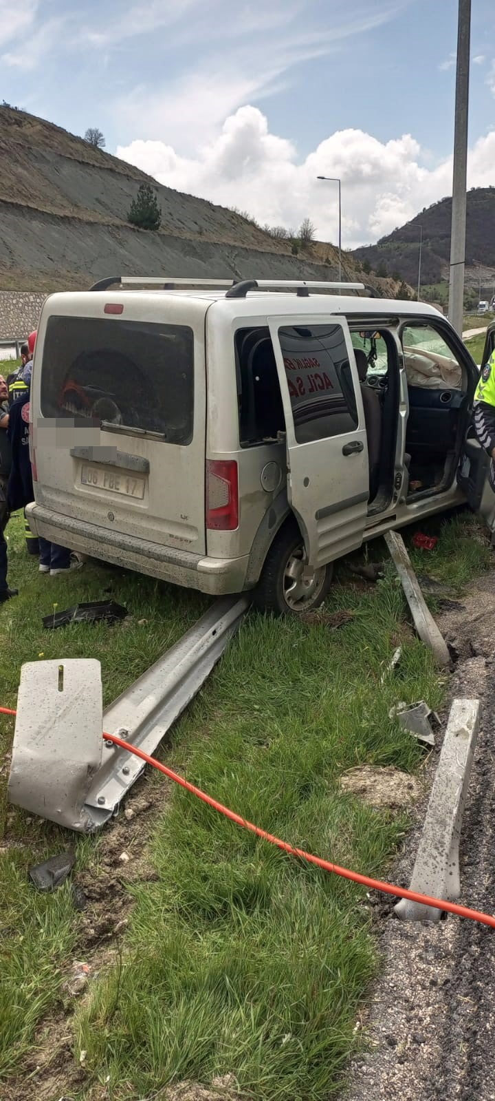 AMASYA’DA KAMYONETİN BARİYERLERE ÇARPTIĞI KAZADA 5 KİŞİ YARALANDI. EDİNİLEN BİLGİYE GÖRE, Y.C...