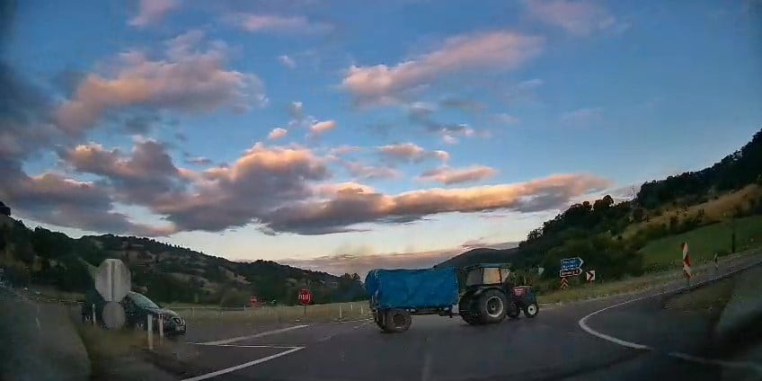 AMASYA’DA SEYİR HALİNDEKİ OTOMOBİLİN ÖNÜNE KAVŞAKTA BİR ANDA TRAKTÖR ÇIKTI. SÜRÜCÜNÜN ANİ MANEVRA...