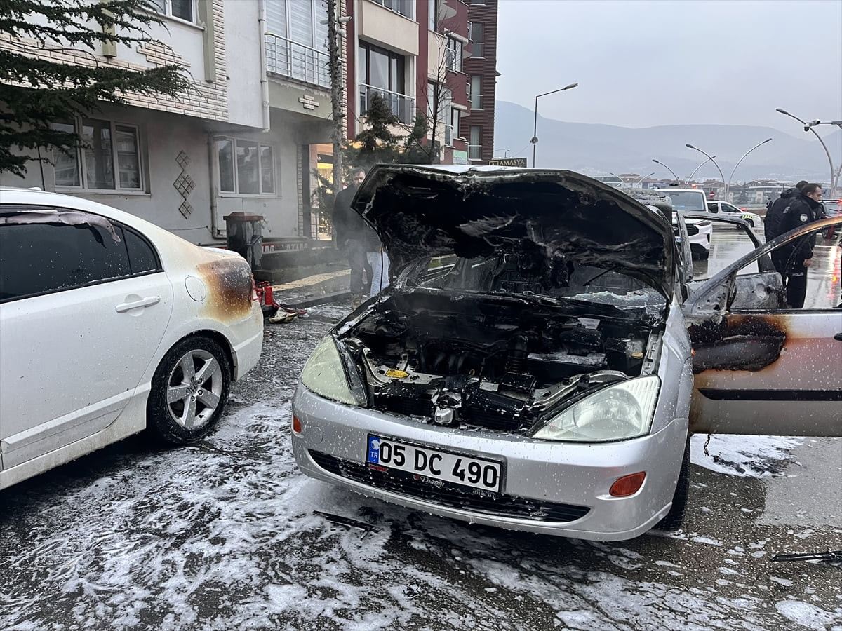 Amasya’da seyir halindeyken motor kısmında yangın çıkan otomobil kullanılamaz hale geldi.