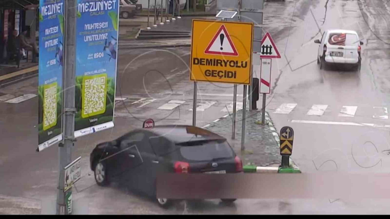 AMASYA’DA SÜRÜCÜSÜNÜN KONTROLÜNDEN ÇIKAN OTOMOBİL YÖNELDİĞİ KARŞI ŞERİTTE OTOBÜS DURAĞINI TEĞET...