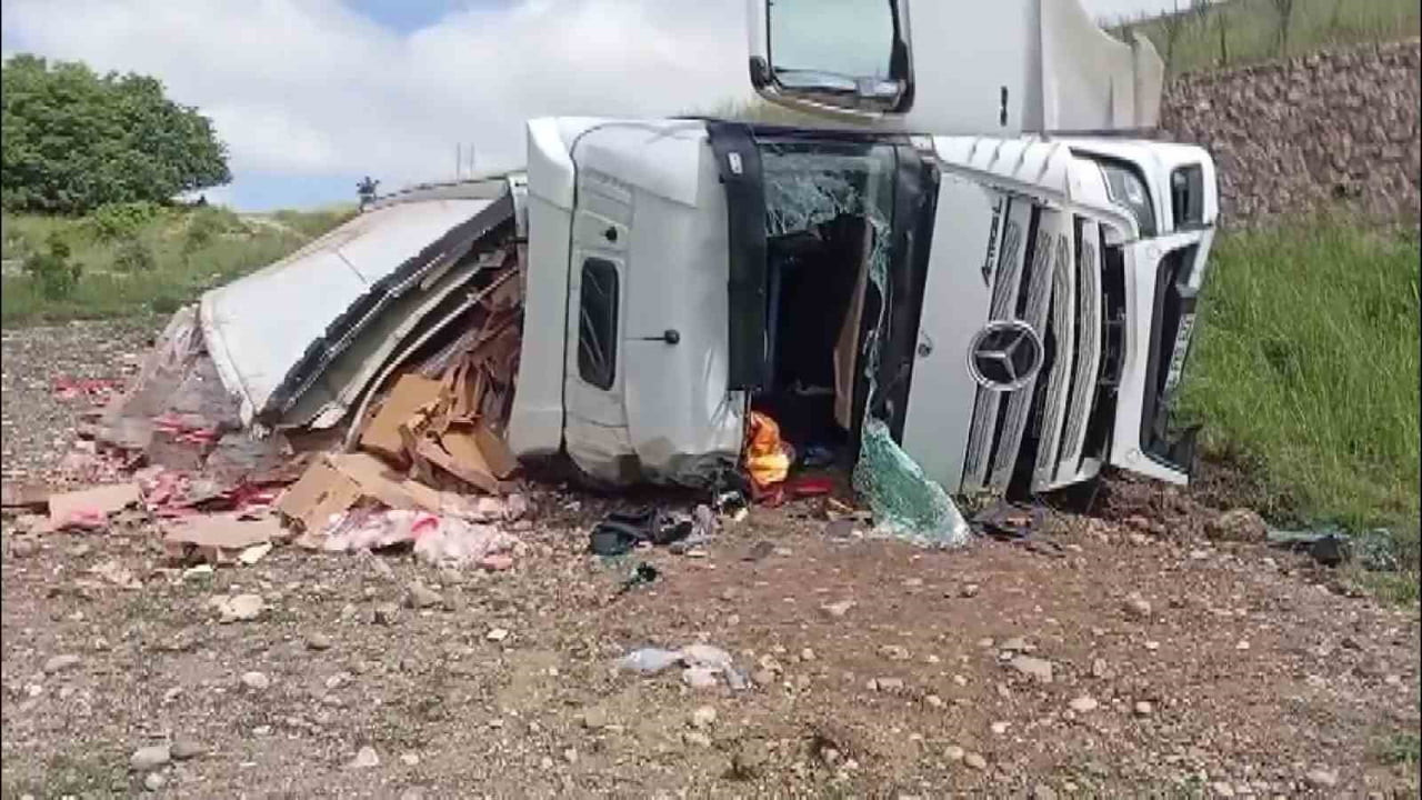 AMASYA’DA TAVUK ETİ YÜKLÜ TIR ŞARAMPOLE UÇTU.