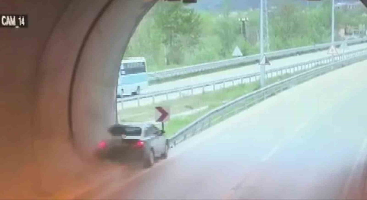 AMASYA’DA TÜNELDE SEYİR HALİNDEYKEN KONTROLDEN ÇIKAN OTOMOBİL BARİYERLERE ÇARPTI. KAZADA SÜRÜCÜ...