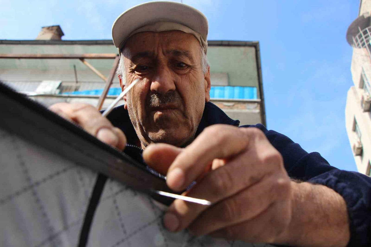 AMASYA’DA YAŞAYAN ERMENİ ASILLI USTA, 50 YILDIR SOKAKTA ELİNDEKİ İĞNE, İPLİKLE AYAKKABI VE ÇANTA...