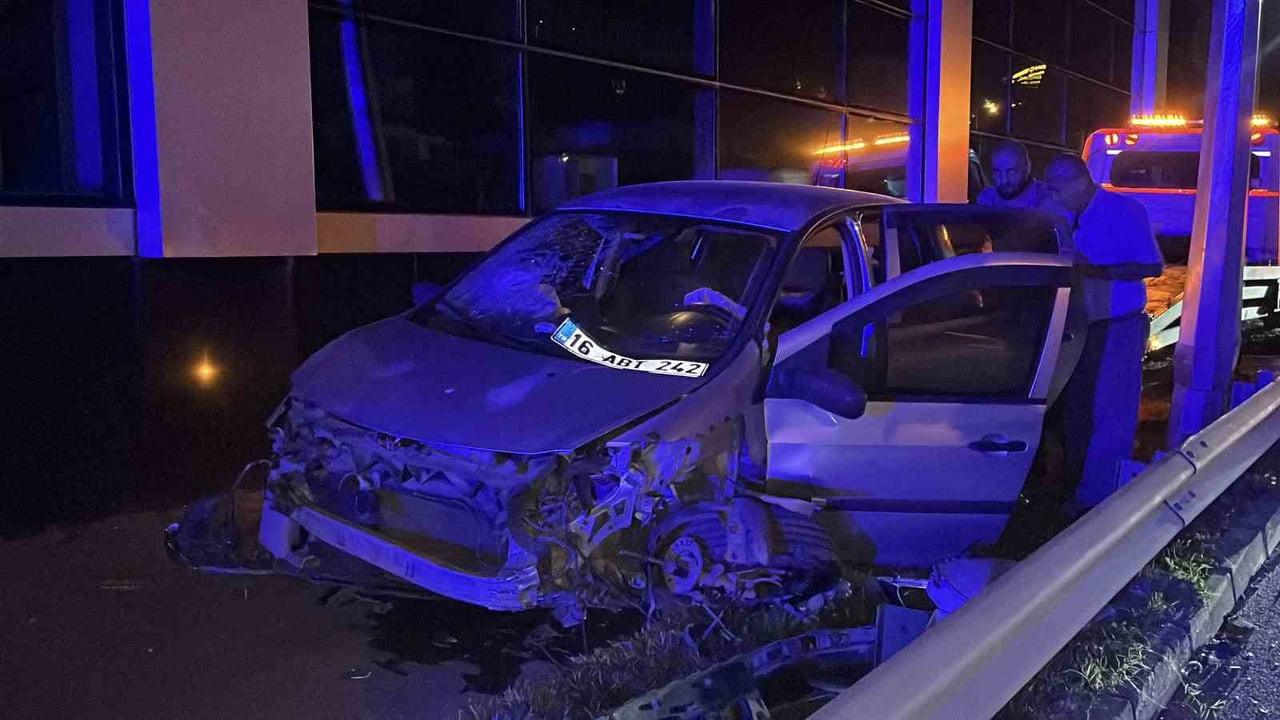 AMASYA’DAN BURSA’YA GELEN AİLE, İDDİAYA GÖRE SÜRÜCÜSÜNÜN SEYİR HALİNDE UYUMASI SONUCU KAZA YAPTI....