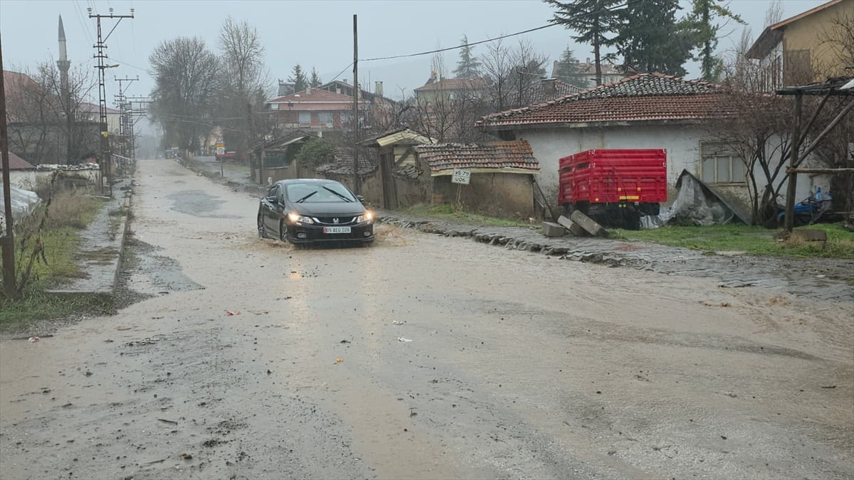 Amasya’nın Gümüşhacıköy ilçesinde etkili olan sağanak günlük yaşamı olumsuz etkiledi. Sokak ve...