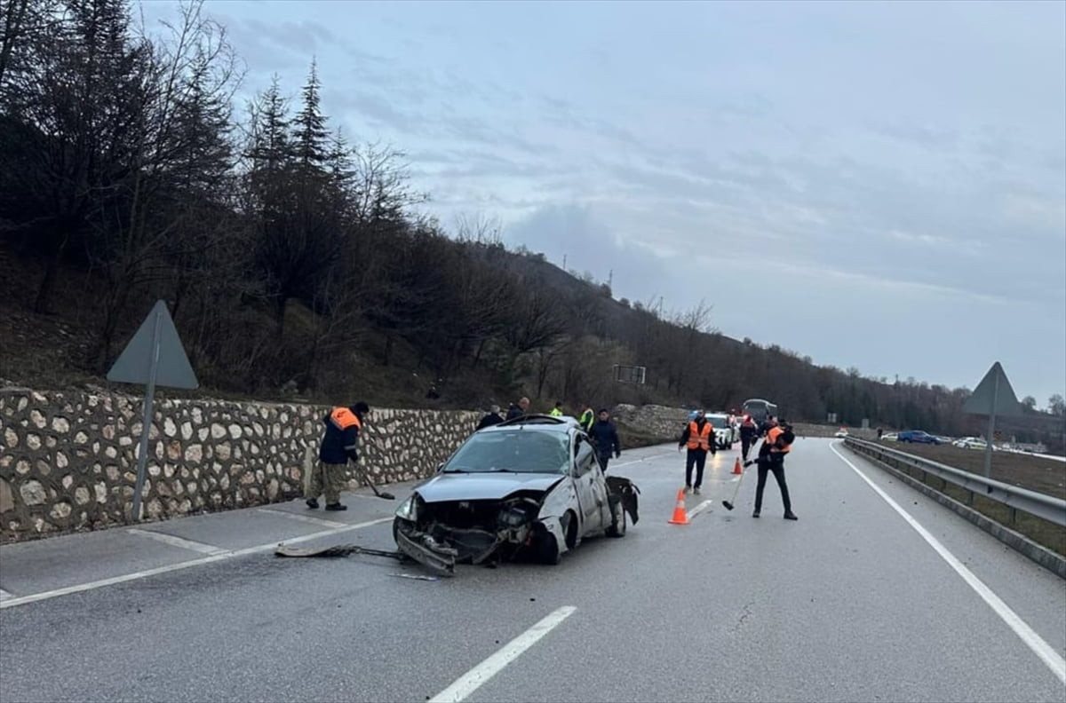 Amasya’nın Gümüşhacıköy ilçesinde otomobilin refüje çarpması sonucu aynı aileden 2’si ağır 4 kişi...