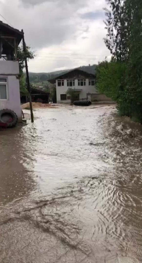 AMASYA’NIN KARAŞAR KÖYÜNDE ETKİLİ OLAN ŞİDDETLİ SAĞANAK YAĞIŞ SELE NEDEN OLDU. KÖYÜN İÇİ DEREYE...