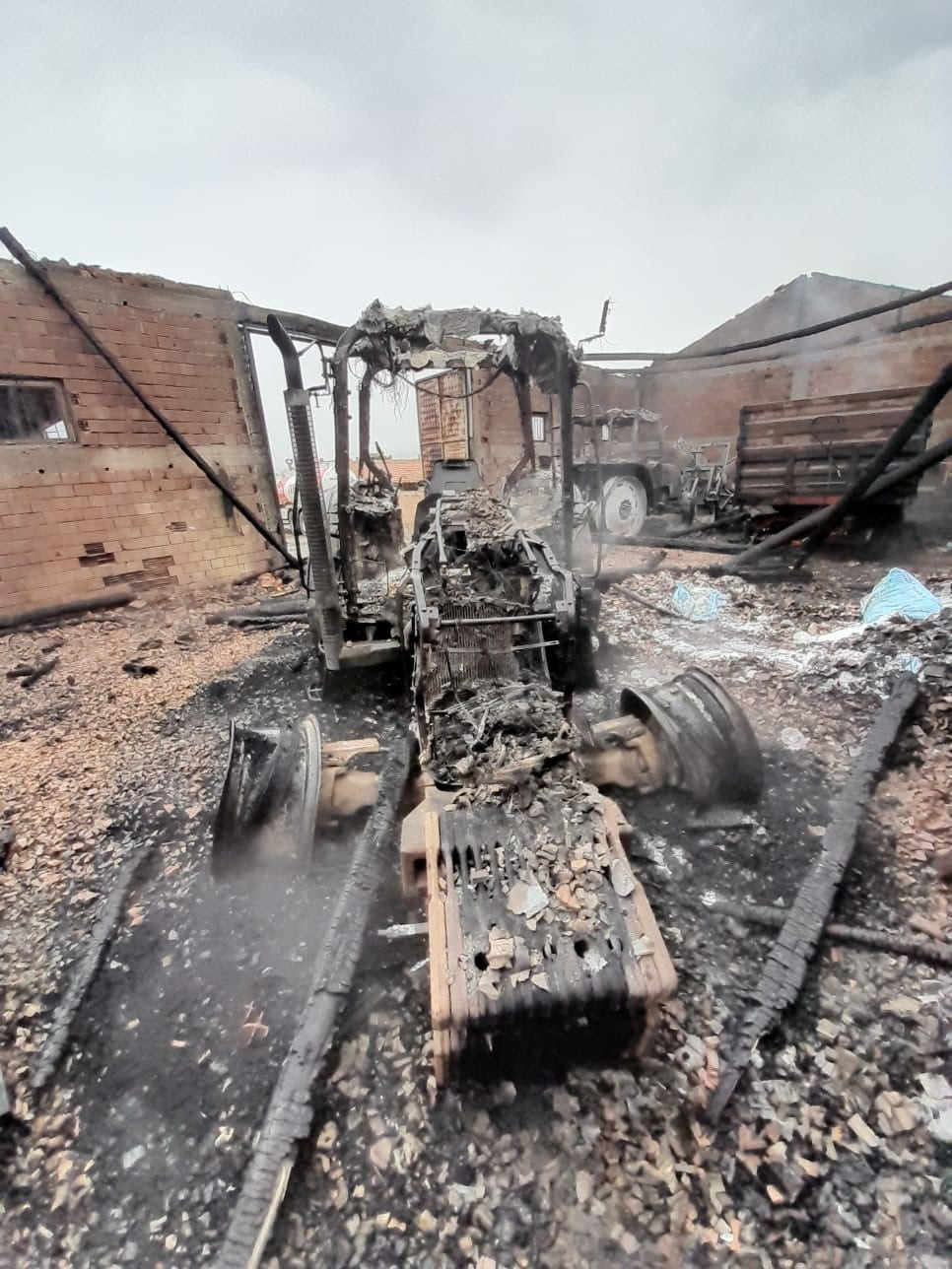 AMASYA’NIN SULUOVA İLÇESİNDE BİR DEPODA ÇIKAN YANGINDA 2 TRAKTÖR, 1 OTOMOBİL VE TARIM ALETLERİ...