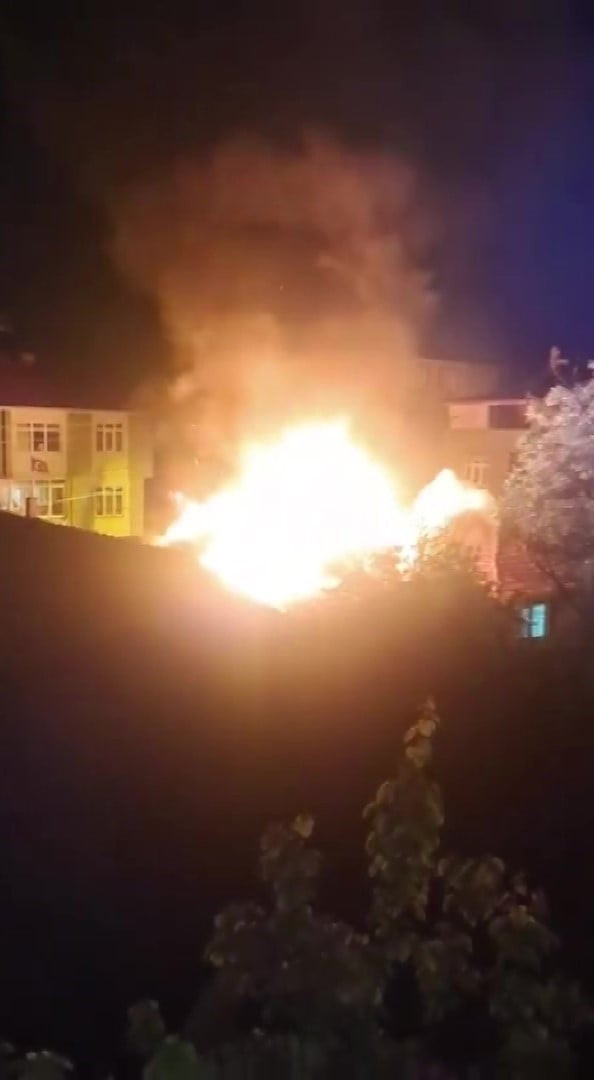 AMASYA’NIN SULUOVA İLÇESİNDE ÇIKAN YANGINDA TEK KATLI EV KULLANILAMAZ HALE GELDİ. EVDEN YÜKSELEN...