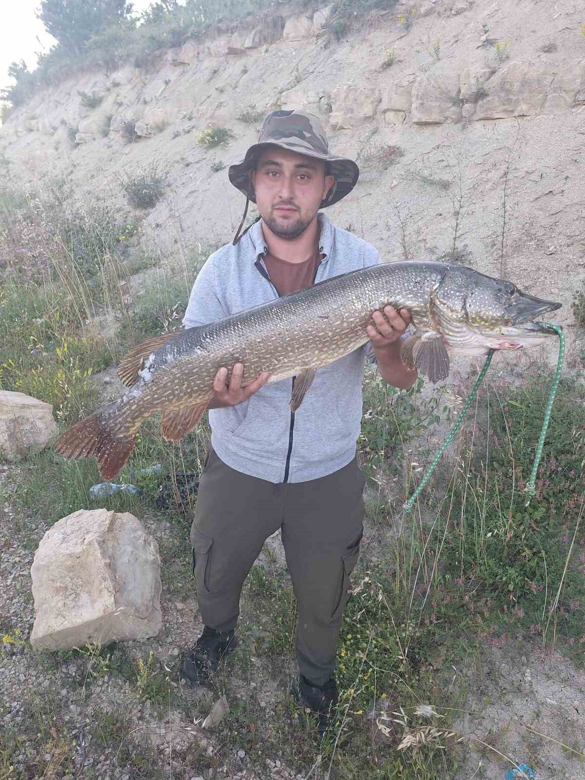 AMATÖR BALIKÇI OZAN MAHİR OĞUZ, KARABÜK'ÜN EFLANİ İLÇESİNDEKİ GÖLETTE 112 SANTİMETRE UZUNLUĞUNDA...