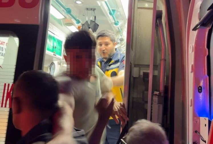 AMBULANSTAN FIRLAYIP GAZETECİYE BÖYLE SALDIRDI
