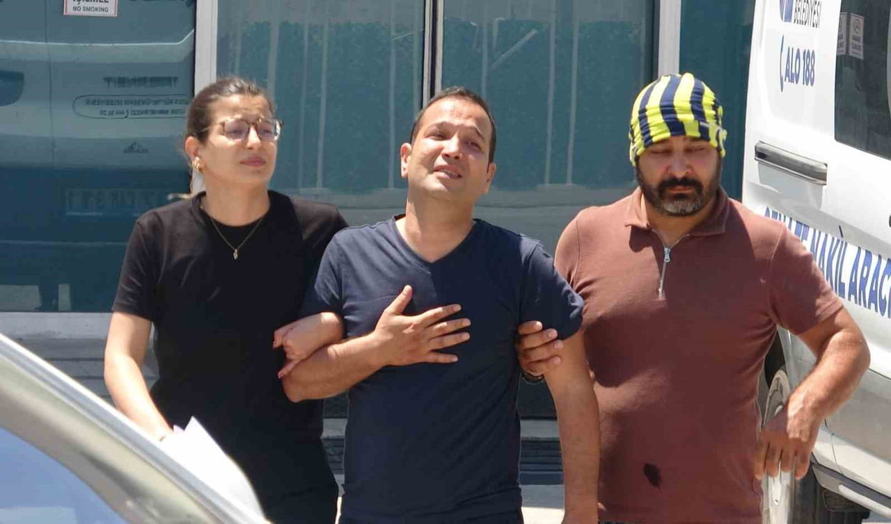AMCASININ (ORTADA) GÖZYAŞLARI ARASINDA TESLİM ALINAN VAROL ŞEN'İN CENAZESİ TOPRAĞA VERİLMEK ÜZERE...