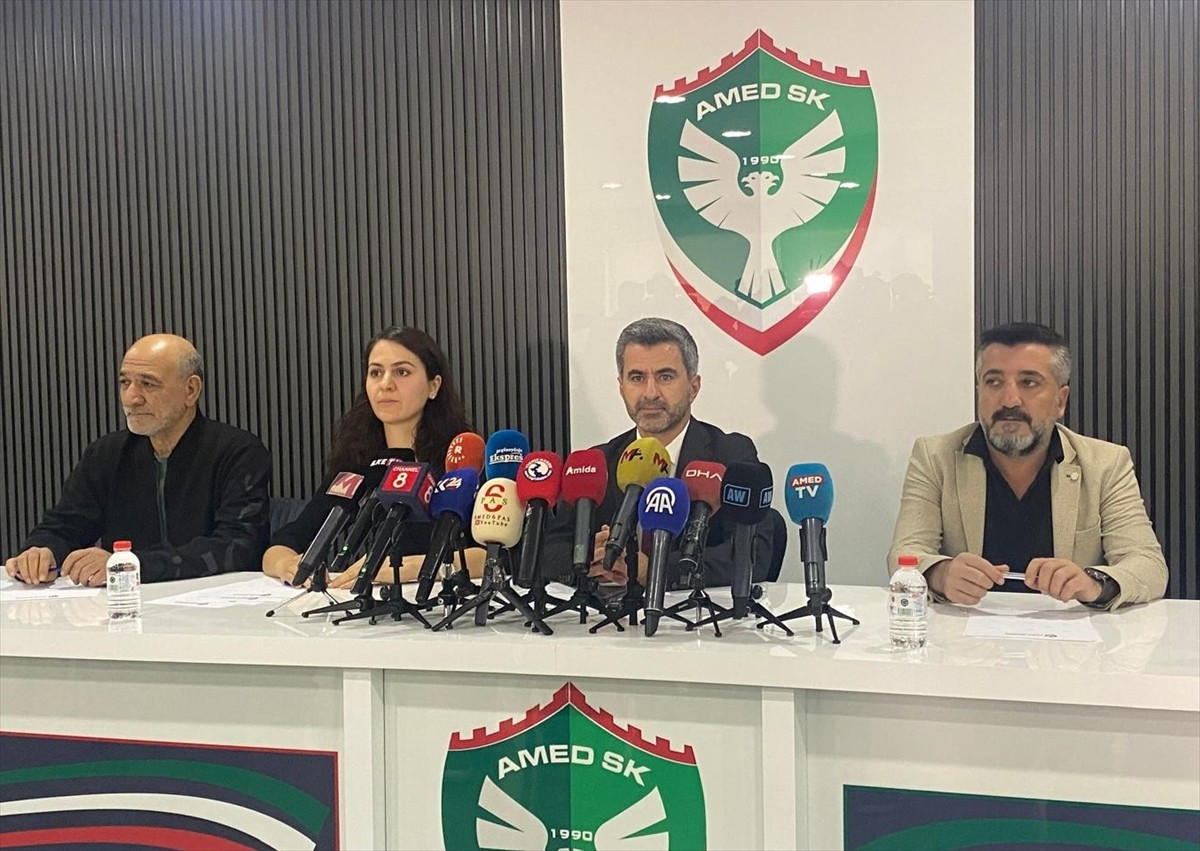 Amed Sportif Faaliyetler Kulübü Başkanı Nahit Eren (sağ 2), Kulübün yönetim kurulu üyeleri ile...