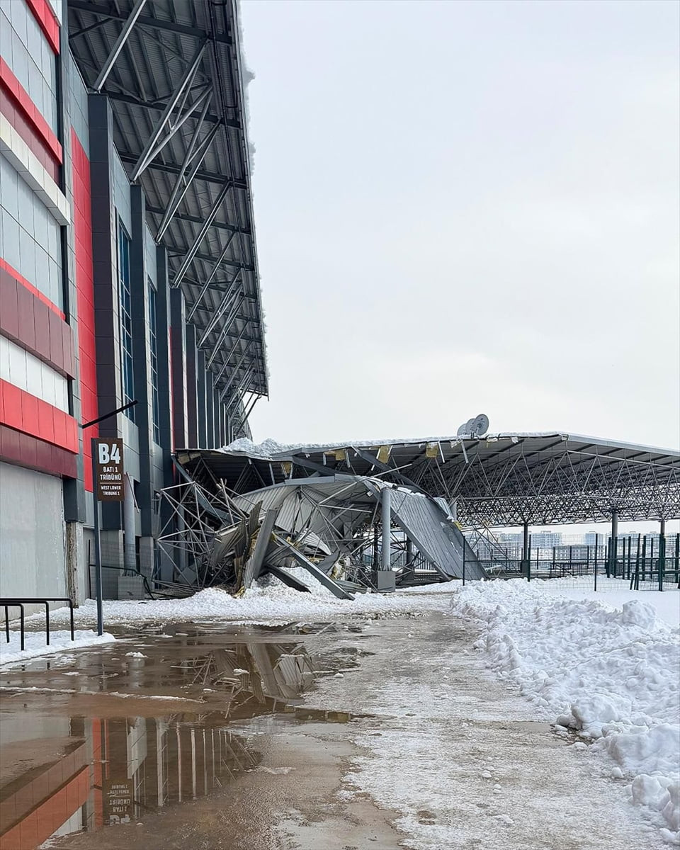 Amed Sportif Faaliyetler Kulübü, Diyarbakır Stadı'nda kar nedeniyle çöken sundurmaya ilişkin...
